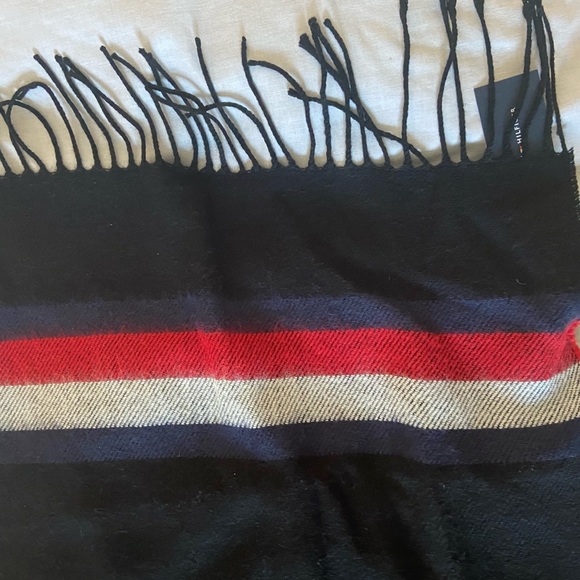 BNWT stunning tommy hilfiger scarf - Picture 2 of 5
